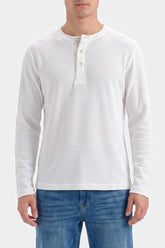 TEXTURED HENLEY TEE