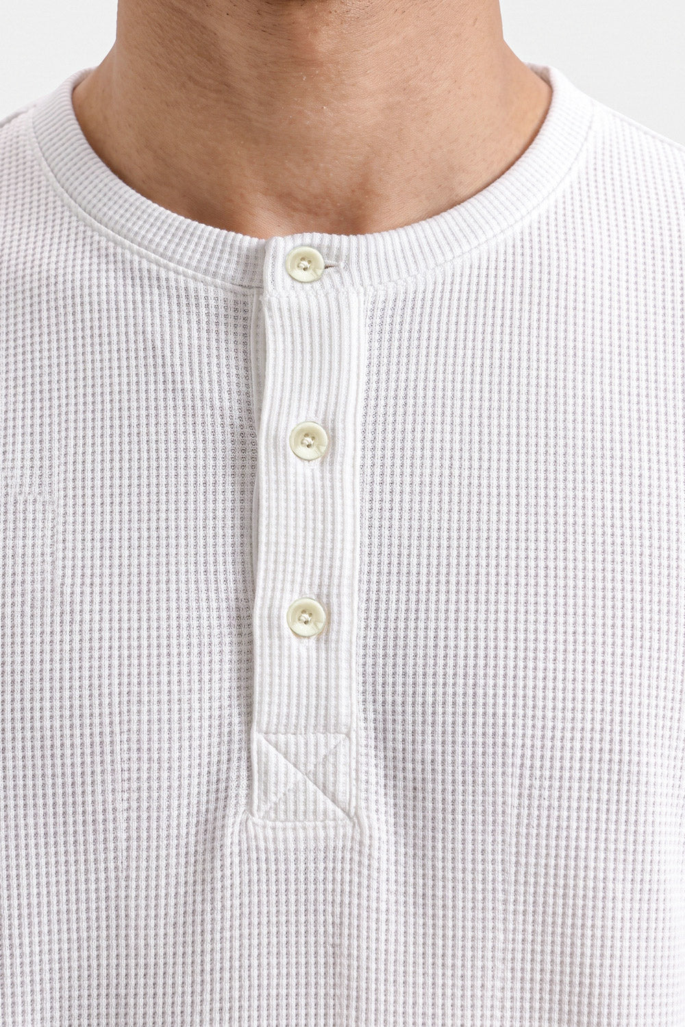 TEXTURED HENLEY TEE